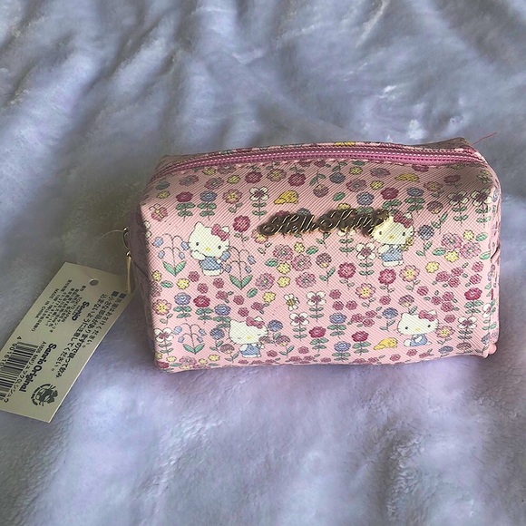 OFFICIAL LICENSED HELLO KITTY MAKEUP BAG💗 - Picture 1 of 4